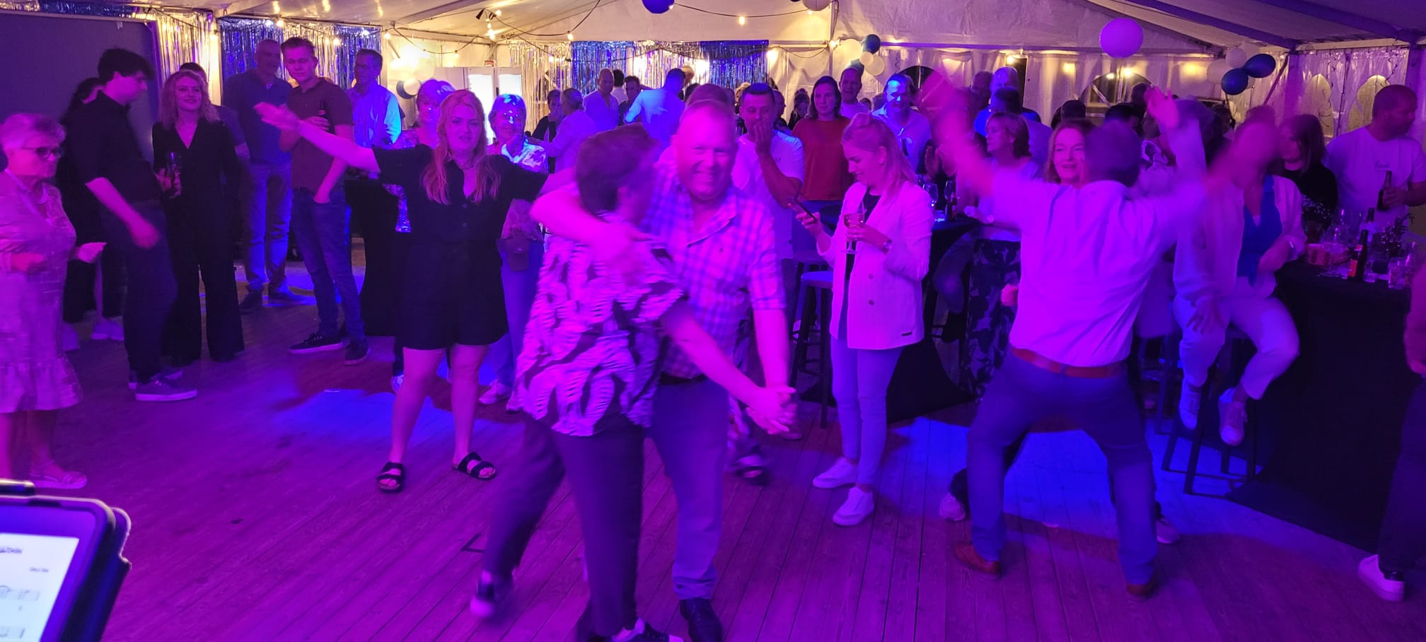 Hellen en Aart in volle swing op hun feest